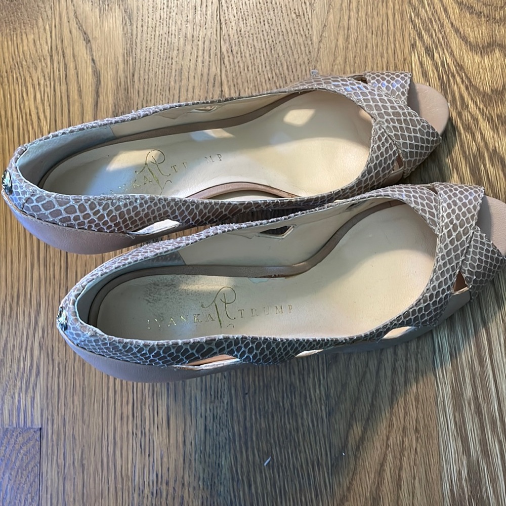 Ivanka Trump ITCURTIS-V Snakeskin Embossed Peep Toe Pumps Tan Neutral‎ Heels 6M